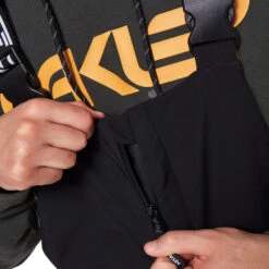 Oakley TNP Shell BIB Trägerhose Blackout Herren -Skiausrüstung oakley tnp shell bib foa400939 02e 02 gross