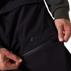 Oakley TNP Shell BIB Trägerhose Blackout Herren -Skiausrüstung oakley tnp shell bib foa400939 02e 03 gross